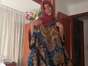 Salope arabe en hijab rouge