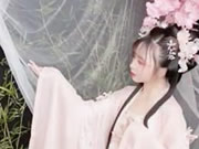 Jolie fille chinoise prenant des photos